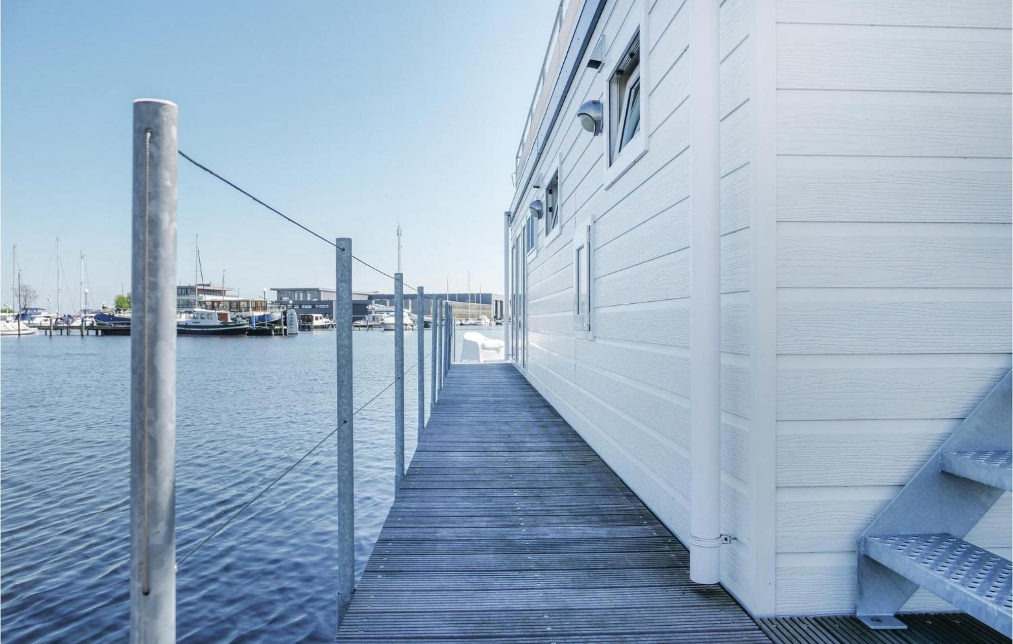 Aqualiving Hotel Aalsmeer Exterior photo
